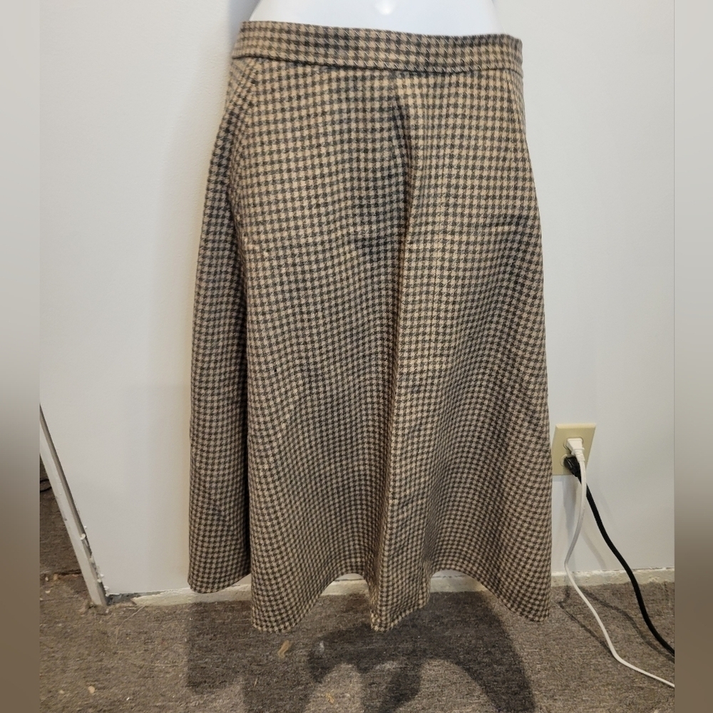 Vintage I. Magnin size s wool brown/black houndstooth pattern skirt. Small flaw